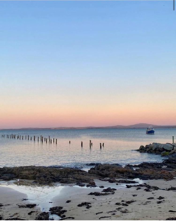 Bridport Bay Inn Esterno foto